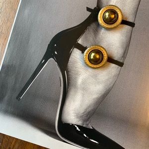 Great vintage Carolee hammered metal earclips